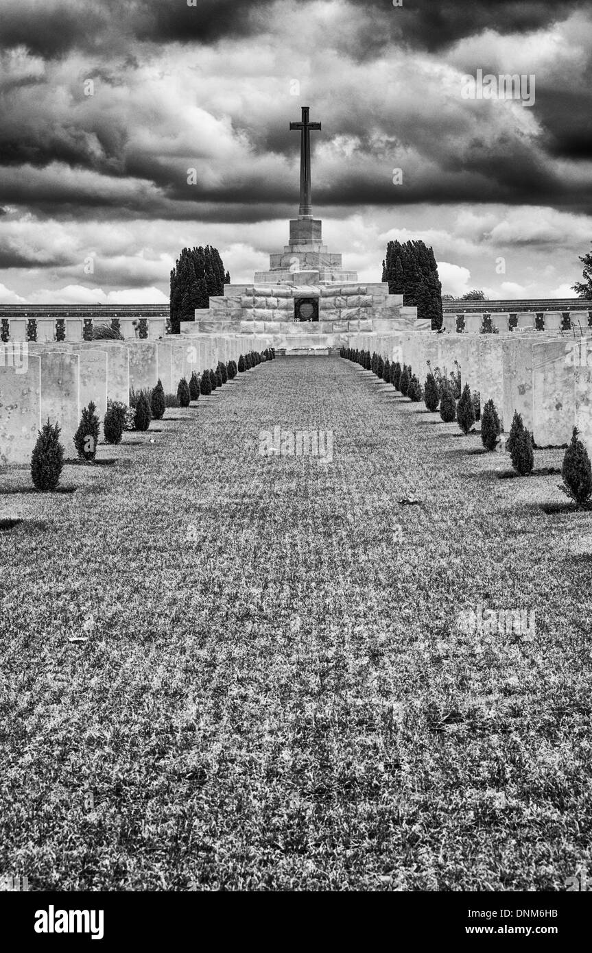 Gehweg an die Gedenkstätte Kreuz innen Tyne Cot Soldatenfriedhof in der Nähe von Paschendaele Stockfoto