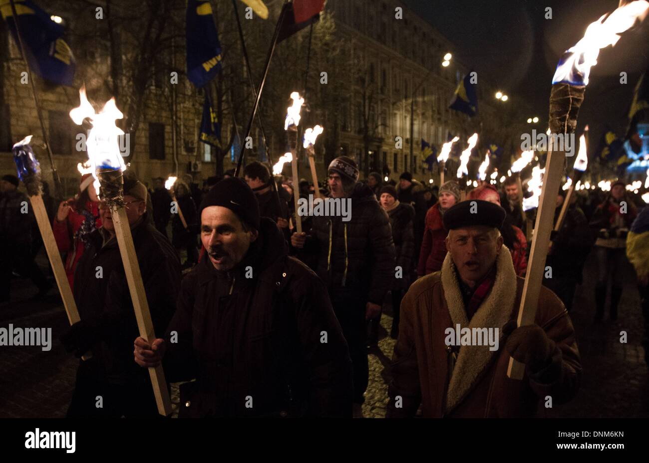 Kiew, Ukraine. 1. Januar 2014. Etwa 15000 Menschen marschierten durch Kiew, Stepan Bandera zu Ehren, von Nationalisten als einer der Führer der Befreiungsbewegung der Ukraine verherrlicht und entlassen von anderen Ukrainer als Nazi-Kollaborateur. : Bildnachweis Sergii Kharchenko/NurPhoto: Sergii Kharchenko/NurPhoto/ZUMAPRESS.com/Alamy Live-Nachrichten Stockfoto