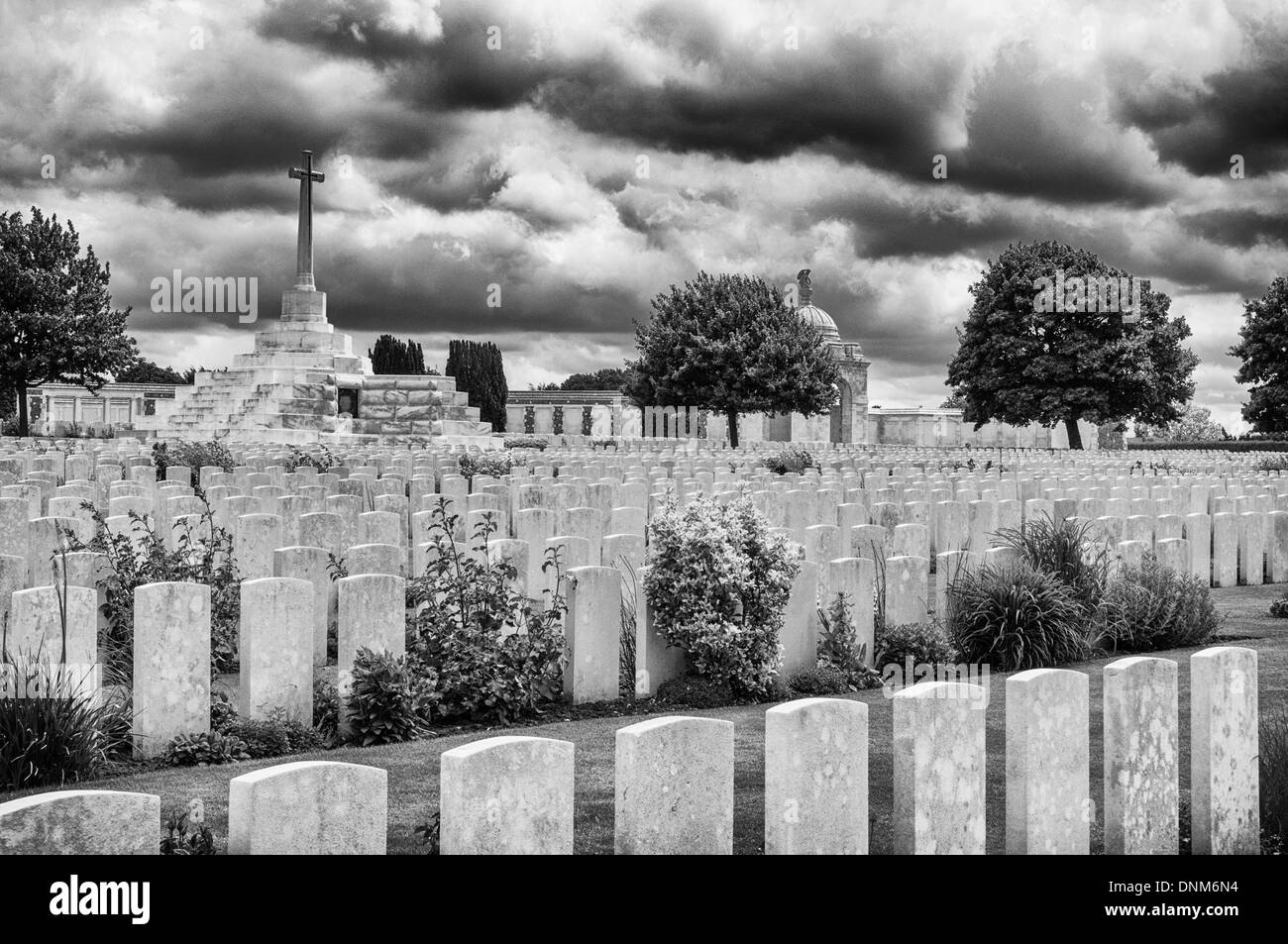 Schwarz / weiß Foto zeigt die große Zahl von Grabsteinen in Tyne Cot Soldatenfriedhof in der Nähe von Paschendaele Stockfoto