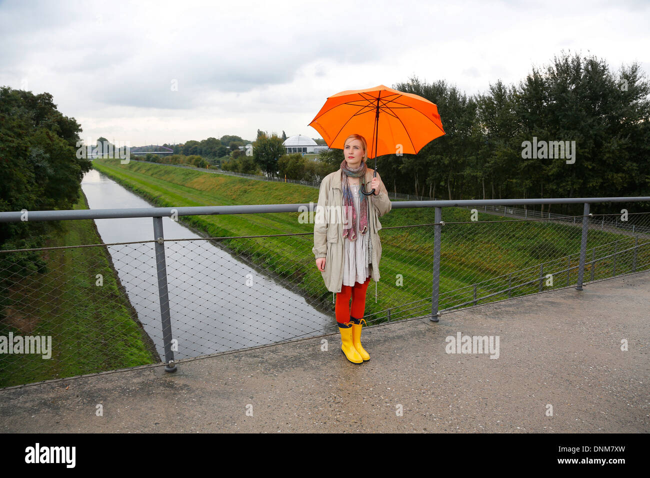Oberhausen, Deutschland, ist eine junge Frau mit Regenschirm bei Regenwetter Fuß Stockfoto