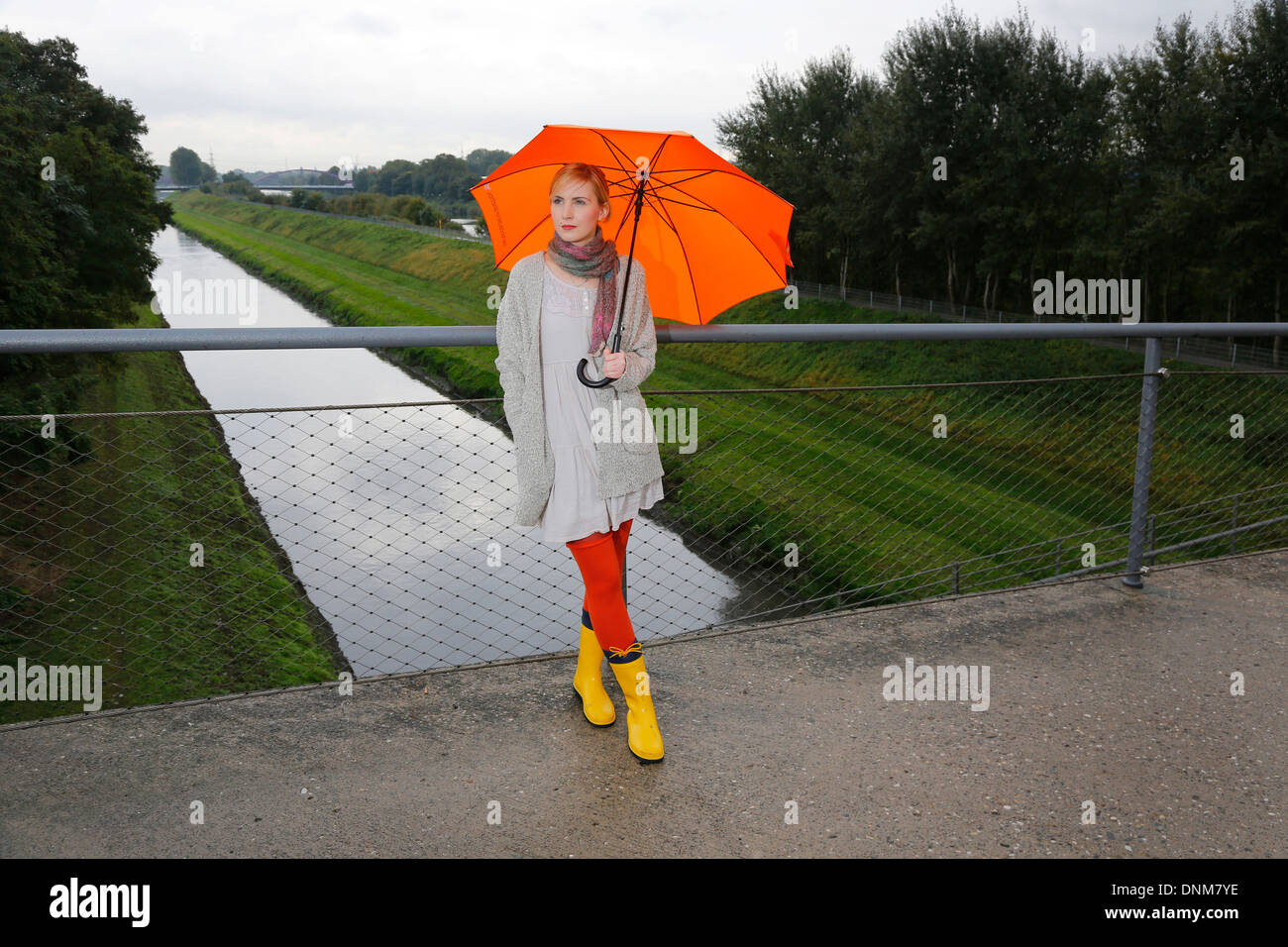 Oberhausen, Deutschland, ist eine junge Frau mit Regenschirm bei Regenwetter Fuß Stockfoto