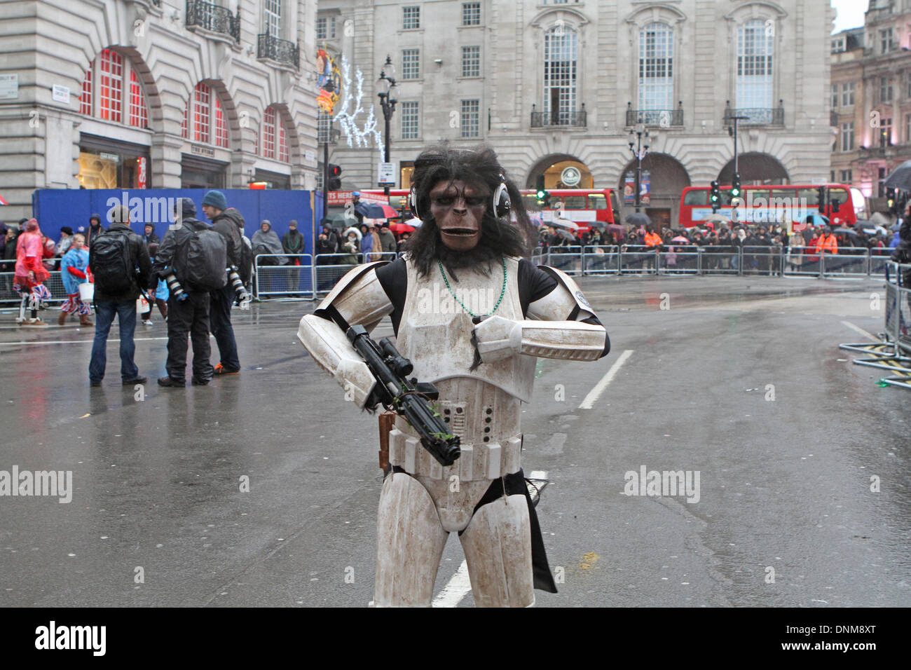 London, UK, 1. Januar 2014, eine Kreuzung zwischen Planet der Affen und Star Wars Kostüm im London des Neujahrs Day Parade 2014 Credit: Keith Larby/Alamy Live News Stockfoto