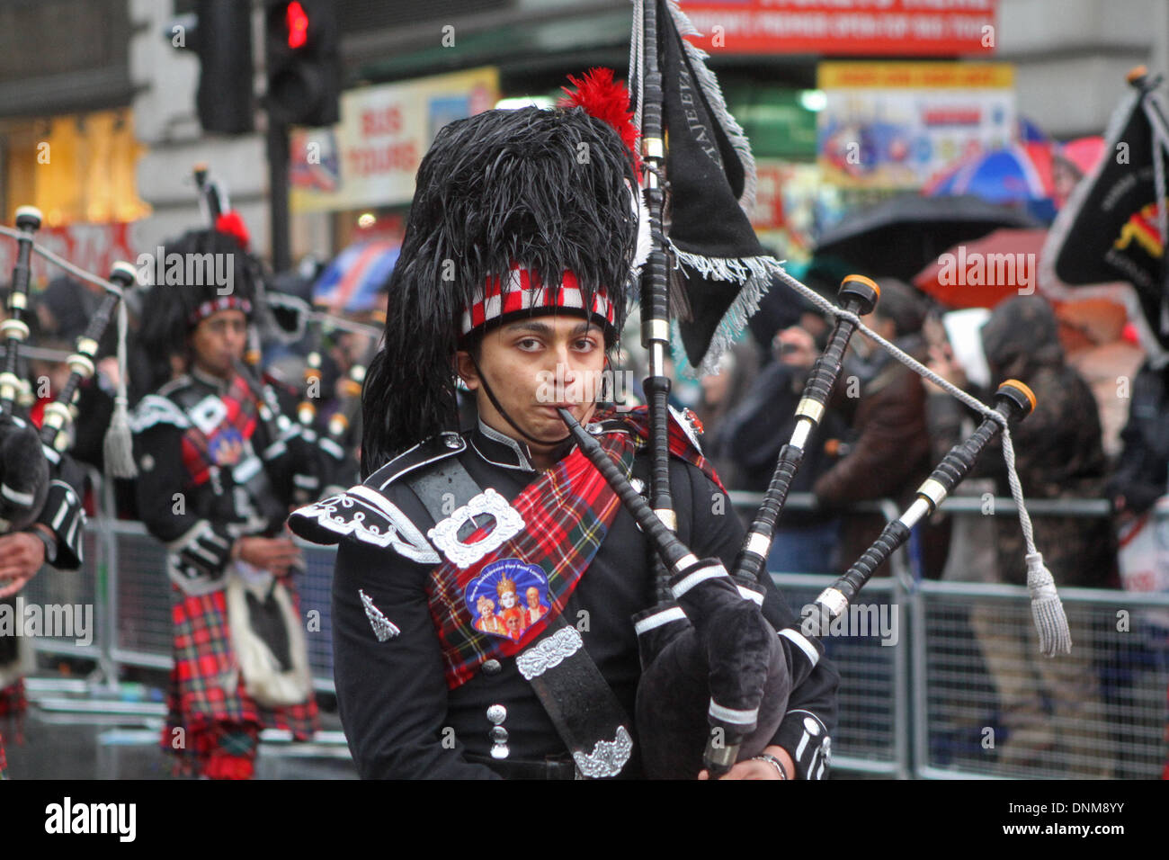 London, UK, 1. Januar 2014, Highland Pipers auf der Londoner New Year es Day Parade 2014 Credit: Keith Larby/Alamy Live-Nachrichten Stockfoto