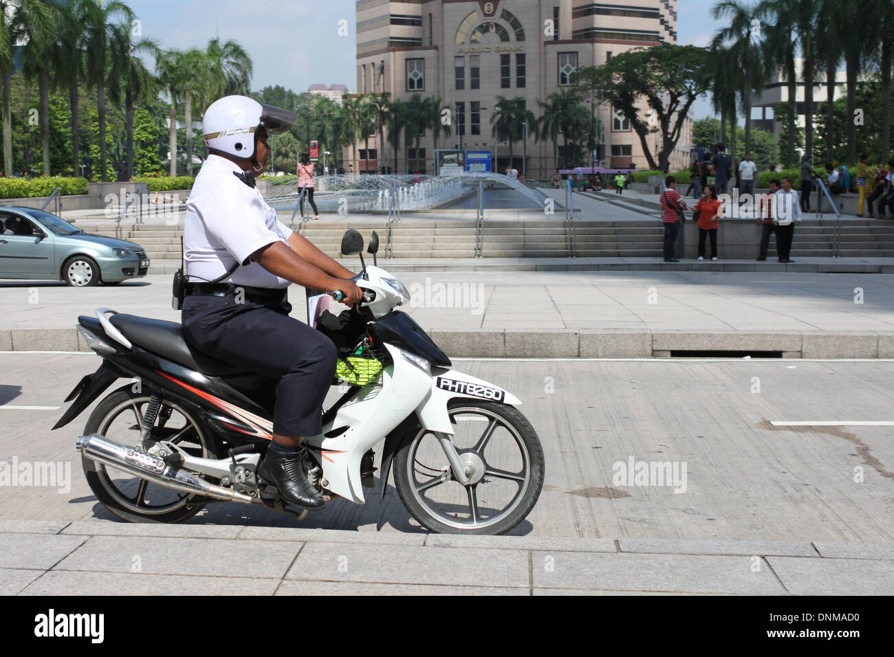 Ein Foto von einem Motorrad-Polizisten in Kuala Lumpur, Malaysia. Stockfoto