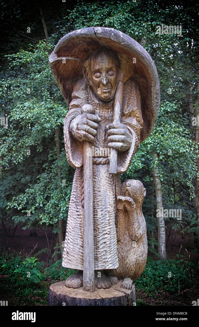 Holz Skulptur des alten Mannes und Biber in Wäldern in Sandringham Anwesen in Norfolk, England. Stockfoto