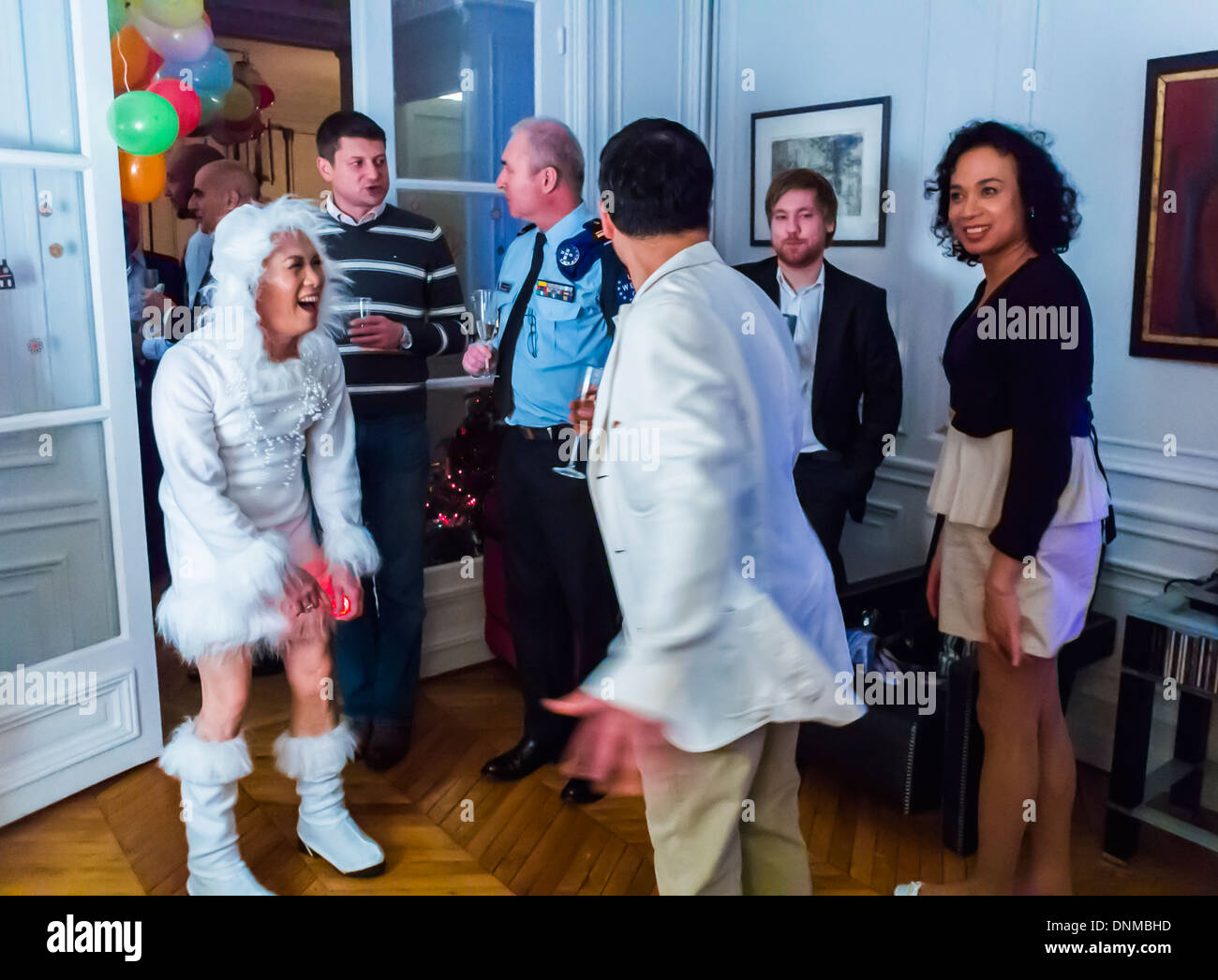 Paris, Frankreich, Schwule Silvesterparty, Gruppe Männer, die in Drag-Kostümen feiern, zu Hause, frankreich multikulturelle Gruppe, Partytrinken, Partyleute verschiedener Kulturen Stockfoto