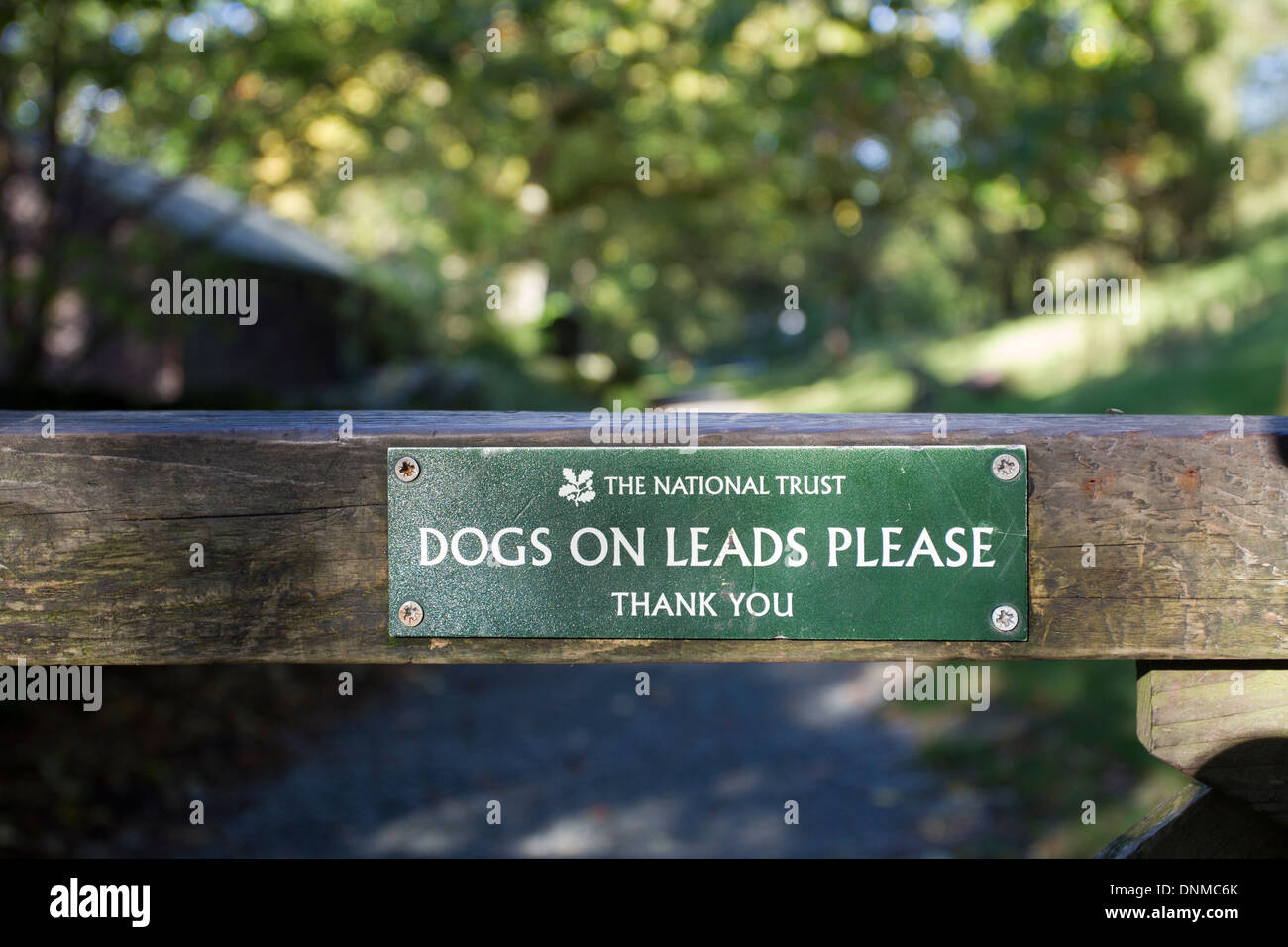 Der National Trust Hunde an der Leine bitte danke grünen Schild am Tor Stockfoto