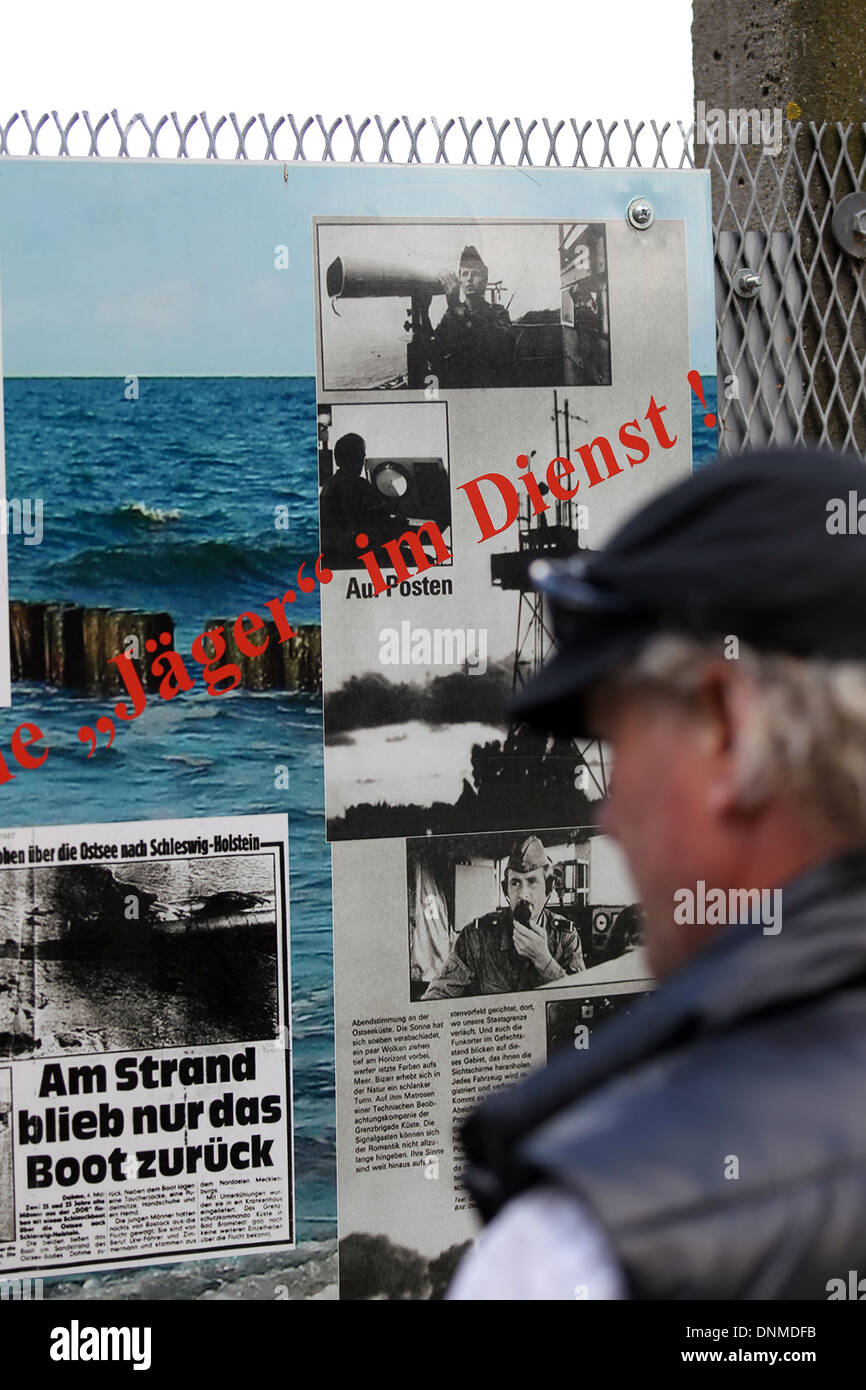 Ein Tourist lesen Informationen über die ehemalige DDR Grenze Wachturm in Ostsee, Deutschland Stockfoto