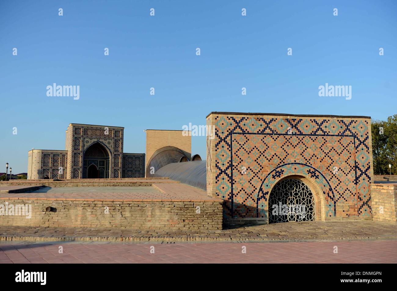 Taschkent. 2. Januar 2014. Das Foto, aufgenommen am 27. Oktober 2013 zeigt die Sternwarte von Ulugh Beg in Samarkand, Usbekistan. Es ist von Timurid Astronom Ulugh Beg 1420s erbaut und gilt als eines der besten Observatorien in der islamischen Welt. Samarkand ist die zweitgrößte Stadt in Usbekistan und die Hauptstadt der Provinz Samarqand. Es ist eine alte Stadt an der Seidenstraße und einem schmelzenden Hafen der Kulturen der Welt. Es ist eines der UNESCO-Welterbe von der UNESCO im Jahr 2001 unter Denkmalschutz. © Sadat/Xinhua/Alamy Live-Nachrichten Stockfoto