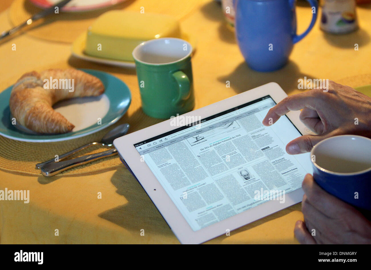 Kaufbeuren, Deutschland. 2. Januar 2013. Eine iPad mit einer e-Paper-Ausgabe der Sueddeutschen Zeitung sitzt auf einem Frühstückstisch in Kaufbeuren, Deutschland, 2. Januar 2013. Foto: Karl-Josef Hildenbrand/Dpa/Alamy Live News Stockfoto