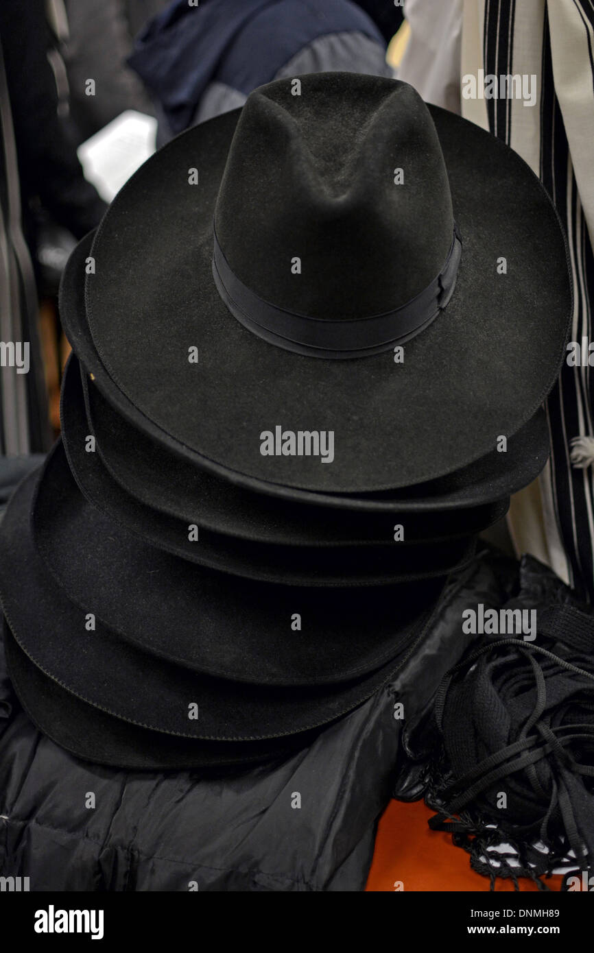 Ein Haufen von schwarzen Hüte von der gleichen Art, getragen von Lubawitsch chassidischen Juden in Crown Heights Brooklyn, New York Stockfoto