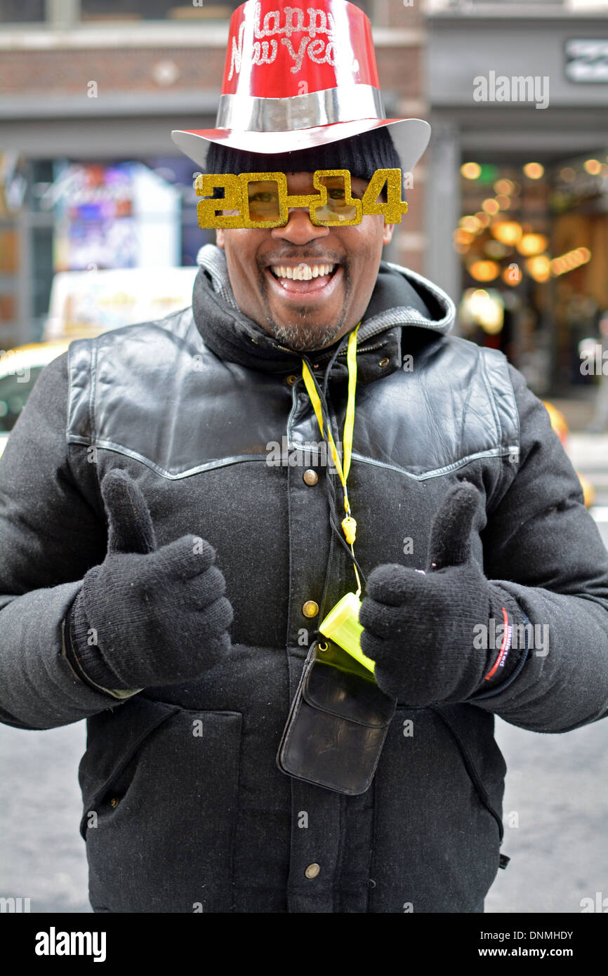 Ein Kreditor am Broadway in Greenwich Village, New York, Hüte und Brillen für Silvester 2014 feiern zu verkaufen. Stockfoto
