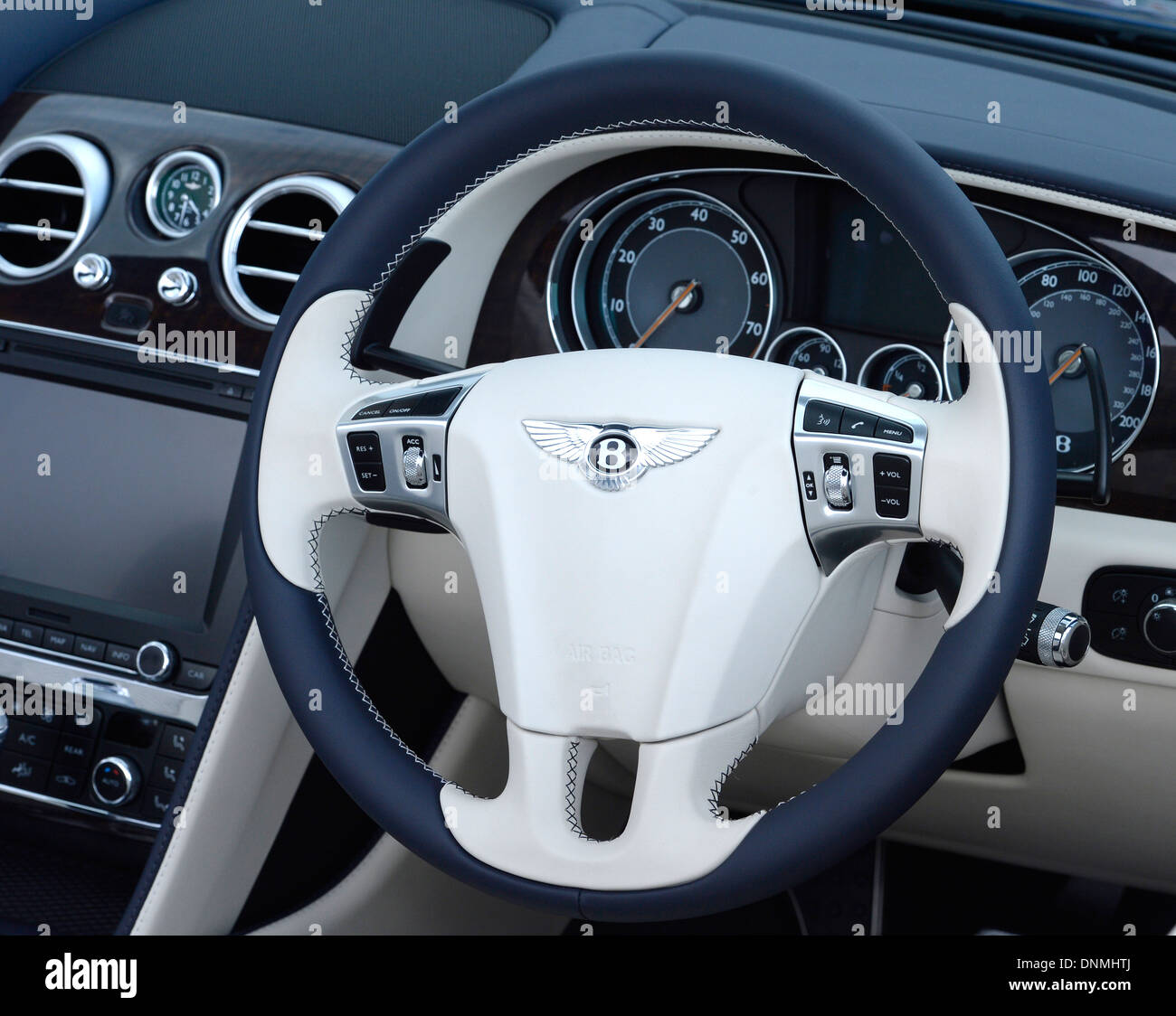 Lenkrad und Armaturenbrett eines Bentley Continental Cabrio Luxus Autos. Stockfoto