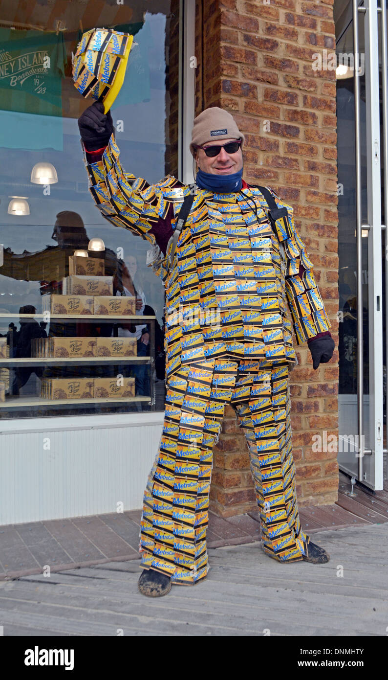 MetroCard Mann Art Rodolico fotografiert am Neujahrstag auf der Promenade in Coney Island Brooklyn, New York. Stockfoto