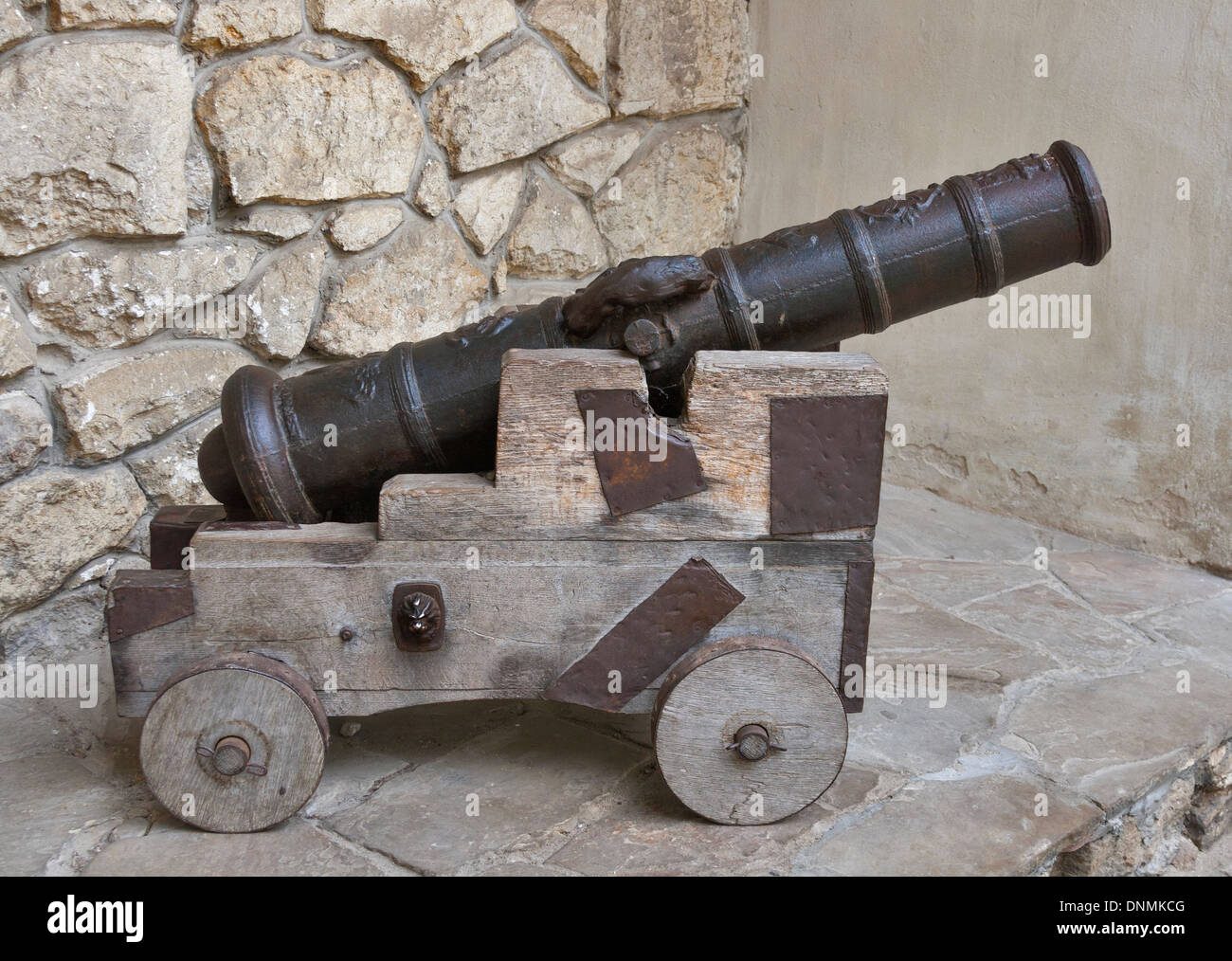 Alte Kanone auf hölzernen Schlitten closeup Stockfoto