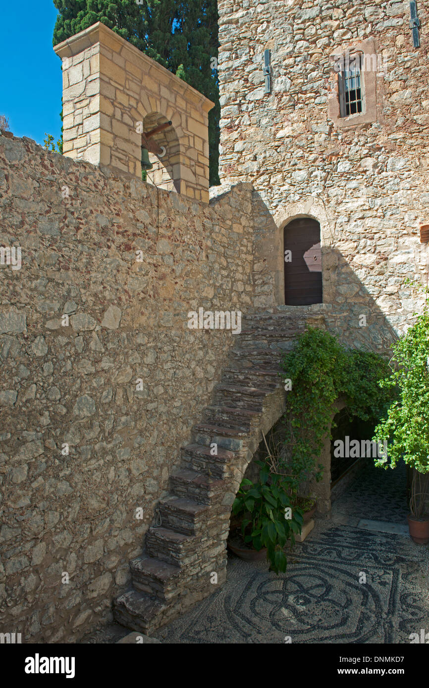 Griechenland, Insel Tilos, Kloster Panteleimonas, Wehrturm Und Lourdeskapelle Stockfoto