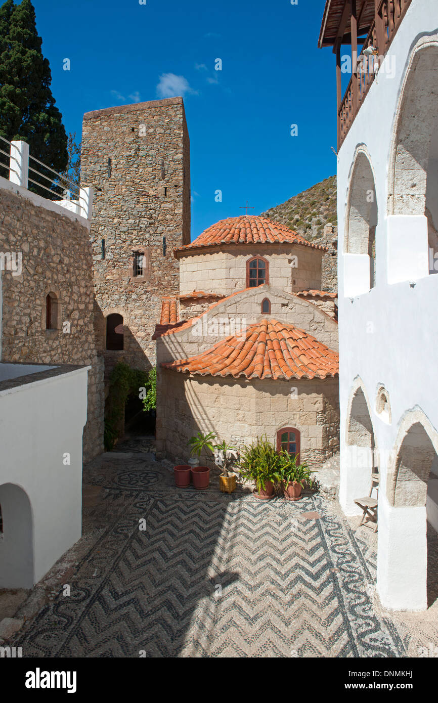 Griechenland, Insel Tilos, Kloster Panteleimonas, Innenhof Stockfoto