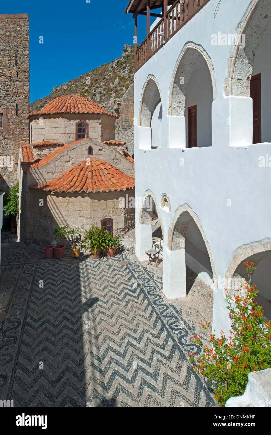 Griechenland, Insel Tilos, Kloster Panteleimonas, Innenhof Stockfoto