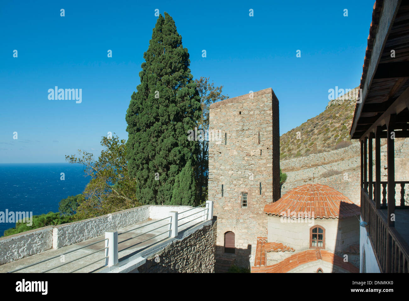 Griechenland, Insel Tilos, Kloster Panteleimonas, Innenhof Mit Wachturm Stockfoto