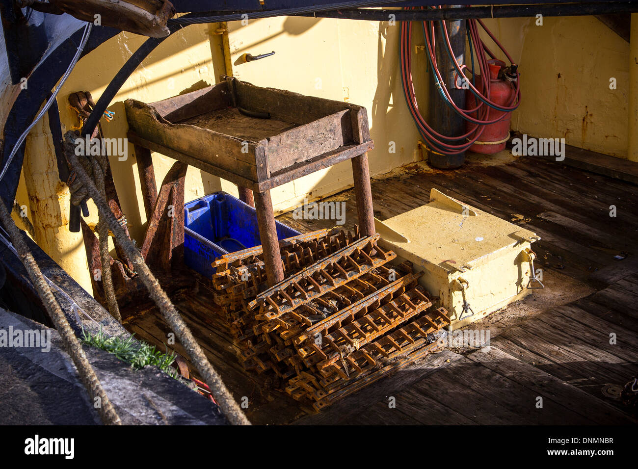 Deck eines Fischerbootes, Brixham, Devon, Fischereiflotte Stockfoto