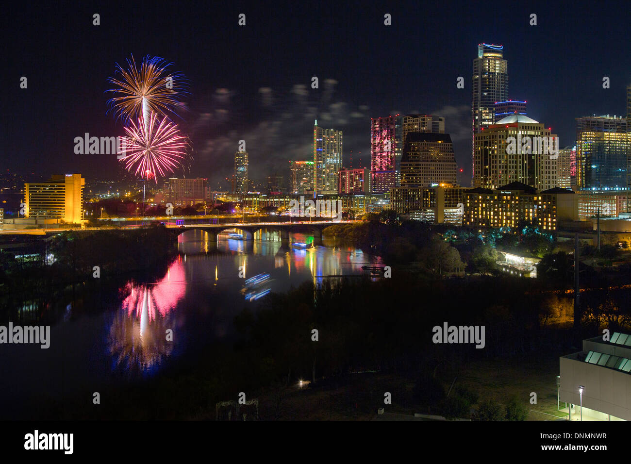 Feuerwerk explodieren über der Skyline von Austin, Texas am Vorabend des neuen Jahres wie Nachtschwärmer auf Wiedersehen bis 2013 und 2014 Hallo sagen. Stockfoto