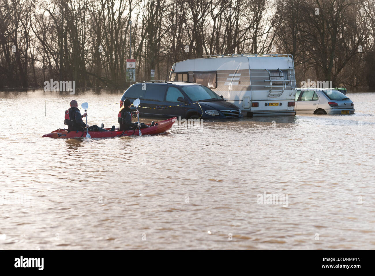 Yalding, Kent, UK. 2. Januar 2014. Die Environment Agency hat eine Hochwasser-Warnung für Yalding Dorf in der Grafschaft Kent Ersteres für 2014 am Donnerstag 2. Januar ausgestellt.  Parkplatz an der Hampstead Lane und versunkenen Autos mit Kanuten erkunden neue Wasserwege Credit: Yon Marsh/Alamy Live News Stockfoto