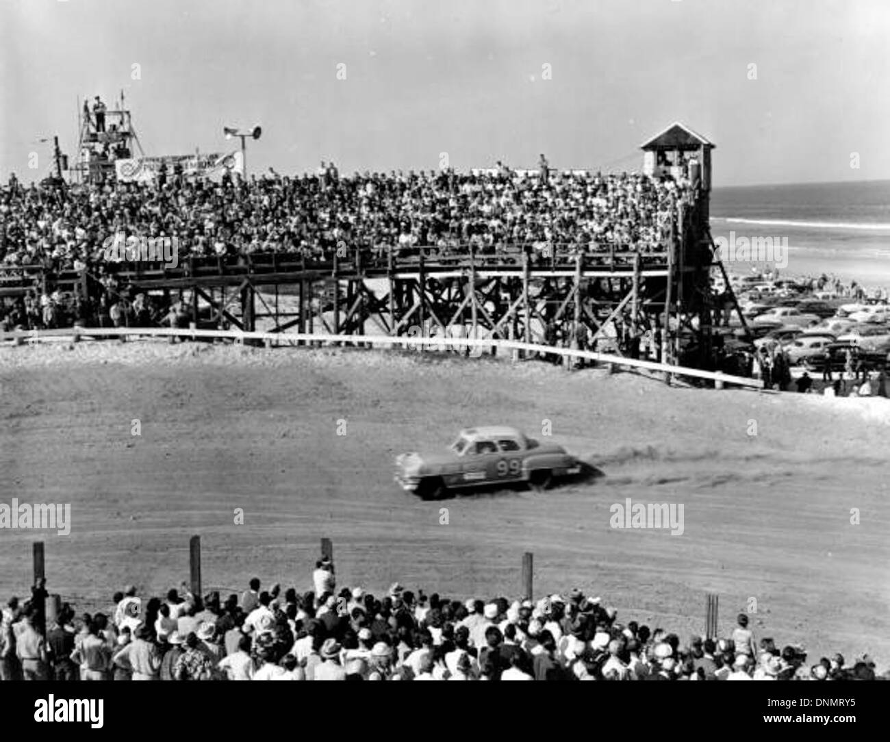 Stock Car-Rennen in Daytona Beach, Florida, in den 1950er Jahren, wie auf einem historischen Foto der Department of Commerce Collection festgehalten. Das Bild zeigt Rennfahrer, Zuschauer und die pulsierende Rennkultur von Daytona. Stockfoto