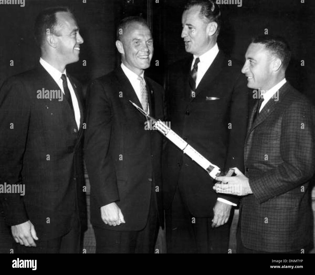 Astronauten Scott Carpenter, John Glenn und Gus Grissom mit U. S. Senator George Smathers (2. von rechts) Stockfoto