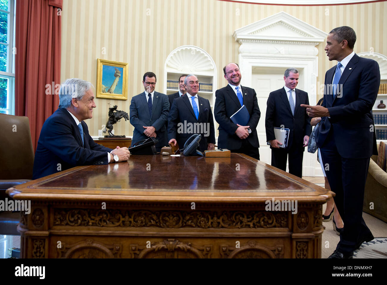 US-Präsident Barack Obama Witze mit Präsident von Chile Sebastian Pinera als setzt er sich an der Resolute Desk im Oval Office des weißen Hauses 4. Juni 2013 in Washington, DC. Stockfoto