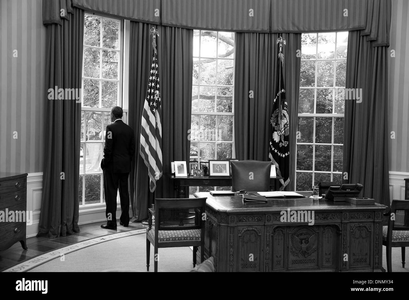 US-Präsident Barack Obama aus dem Fenster des Oval Office 29. August 2013 in Washington, DC sieht. Stockfoto