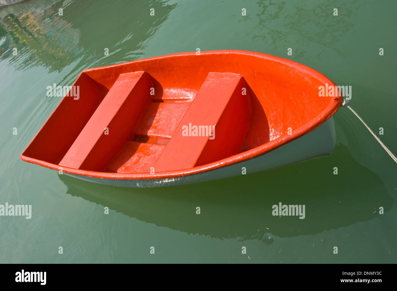 kleines Boot im Wasser für den Transport Stockfoto