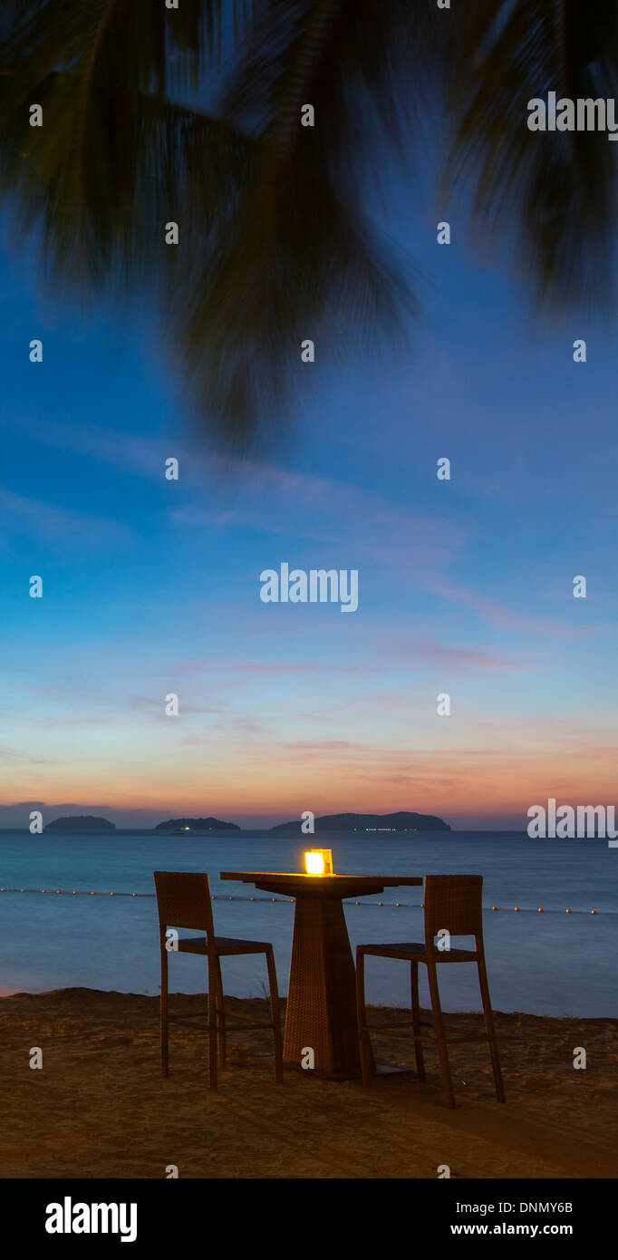 Sonnenuntergang Getränke Tabelle im Paradies Stockfoto