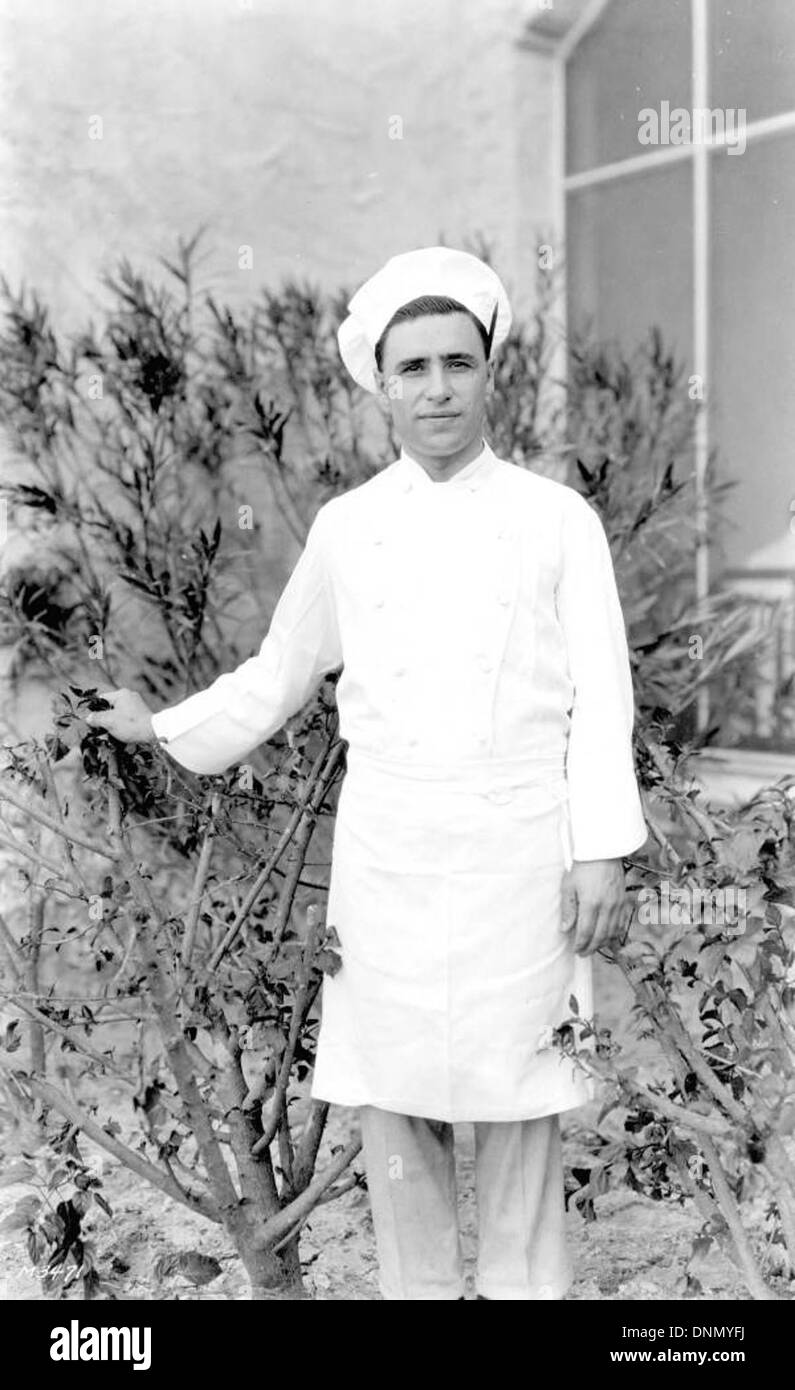 In den 1920er Jahren arbeitet ein Koch im Coral Gables Country Club in Dade County, Florida Das Bild zeigt die Restaurantbranche und die Rolle der Küchenchefs im Bereich der luxuriösen Gastfreundschaft. Stockfoto