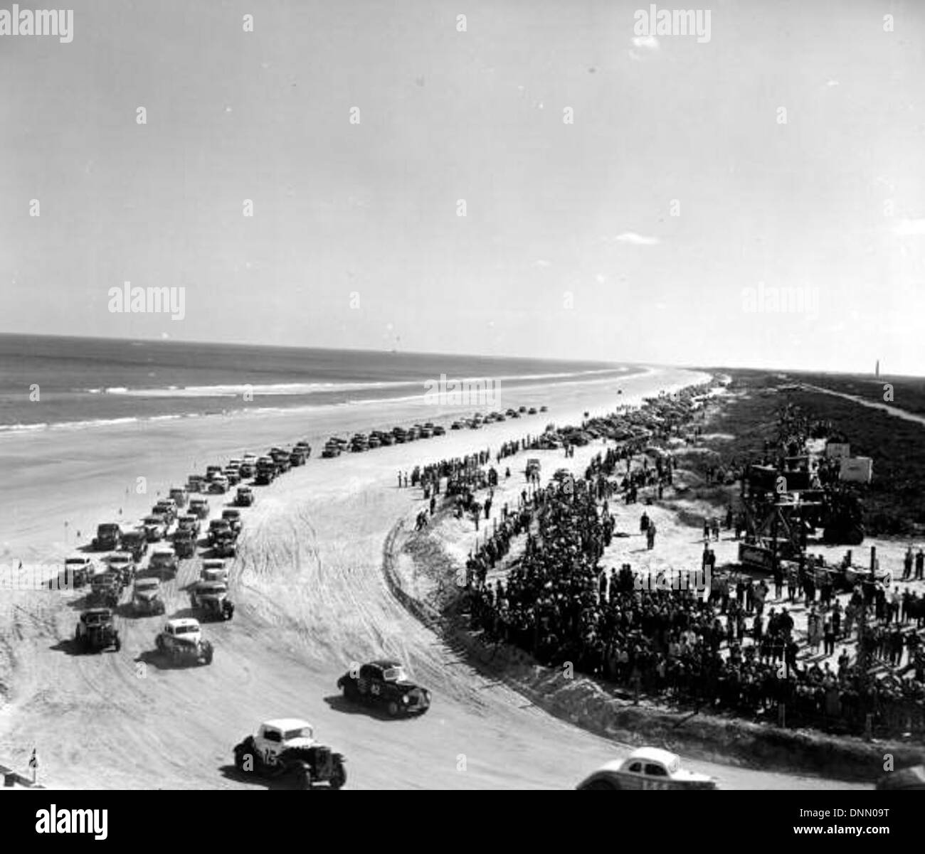 Stock Car-Rennen in Daytona Beach, Florida, in den 1950ern Das Bild aus der Department of Commerce Collection zeigt Rennwagen, die vor begeisterten Menschenmassen am Strand rasen und den Nervenkitzel der frühen Rennen am Daytona Beach festhalten. Stockfoto