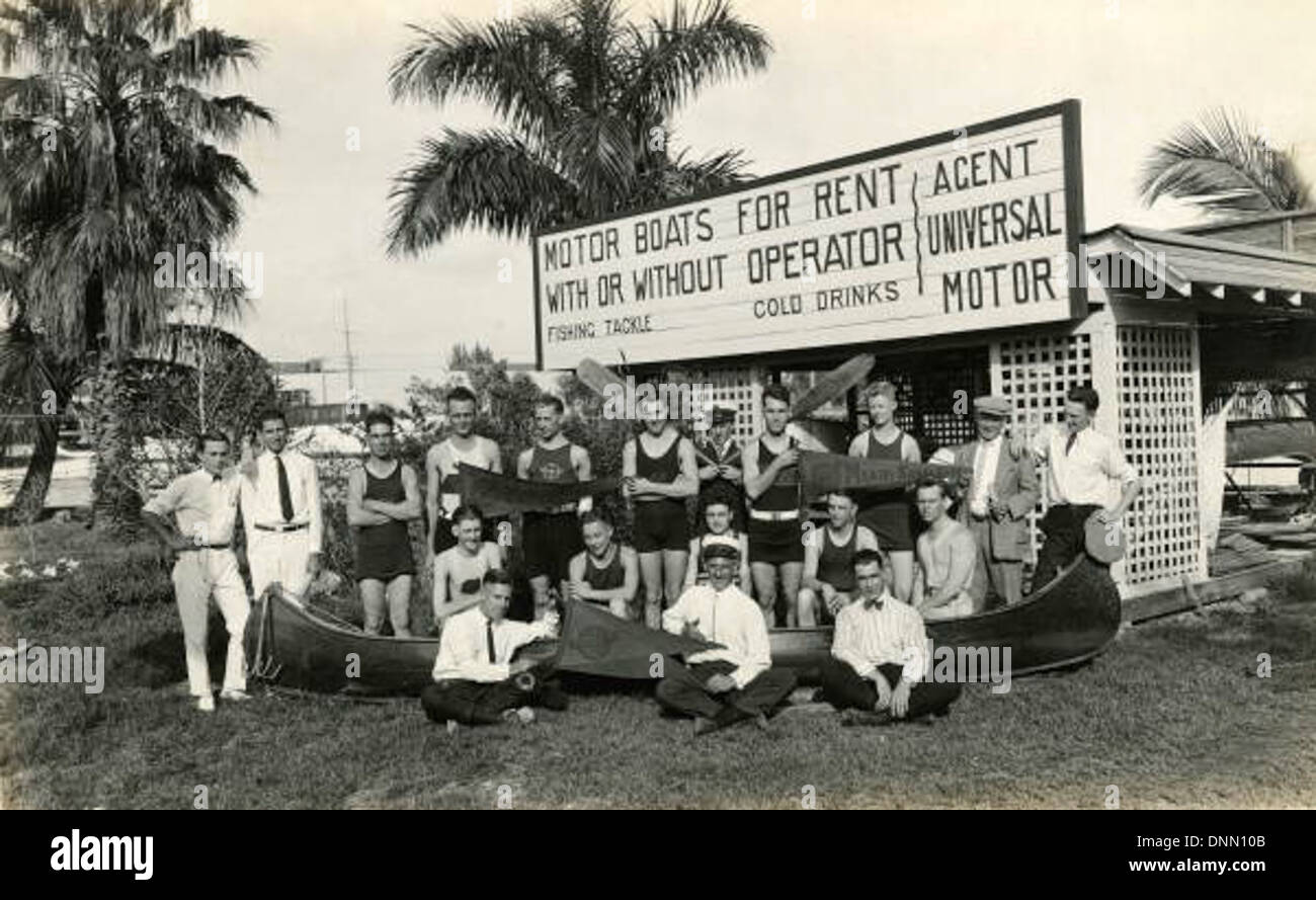 In den 1920er Jahren bot der Kanoe Klub in Miami im Dade County Freizeitboote und Kanufahrten an. Dieses historische Foto zeigt Kanus und Palmen, die die frühen Freizeitaktivitäten der Gegend widerspiegeln. Stockfoto