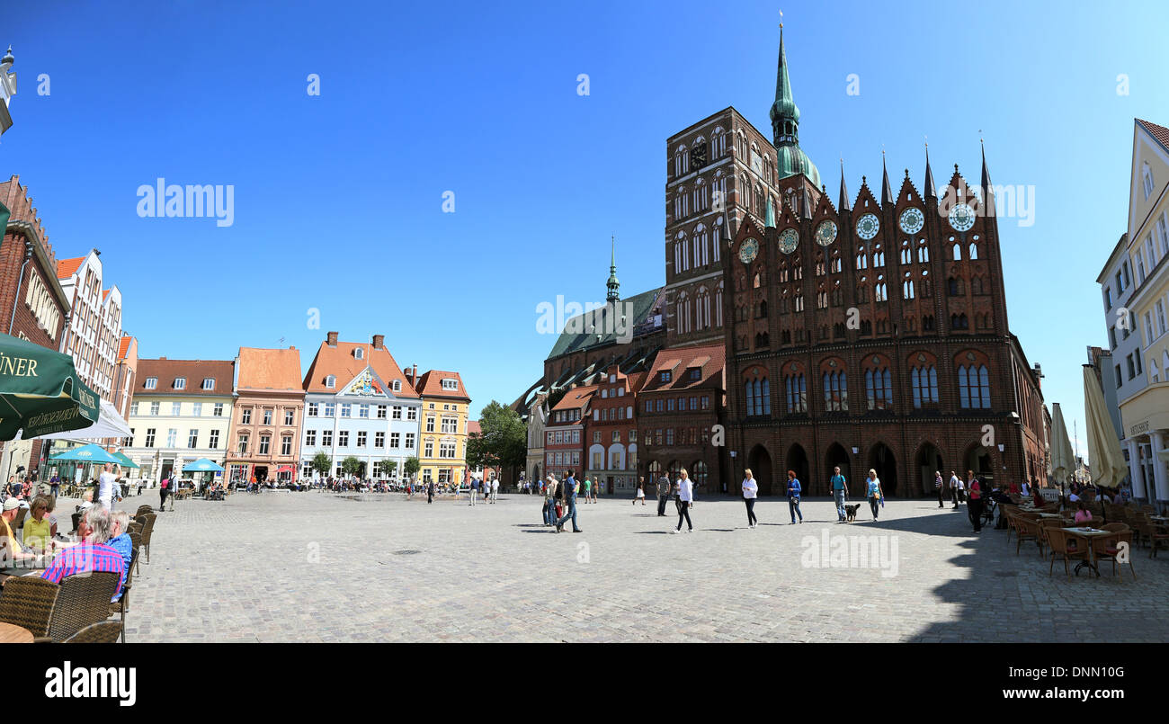 Stralsund, Deutschland, Alter Markt mit Rathaus und Kirche St. Nikolai Stockfoto