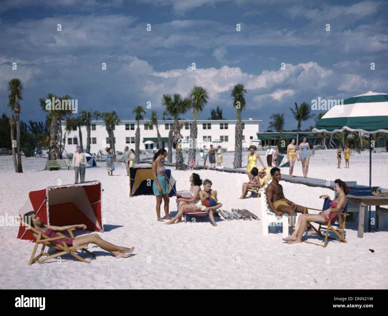 Sonnenanbeter am Lido Beach, Florida Stockfoto