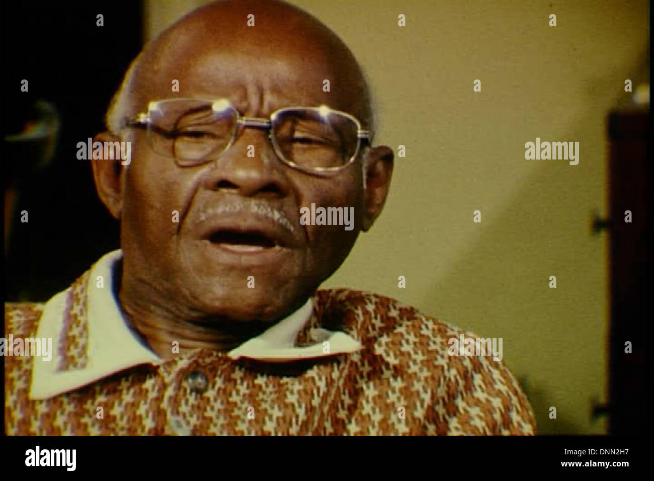 Ein Interview aus den 1980er Jahren mit Reverend C.K. Steele und Reverend James Hudson in der Bethel Baptist Church in Tallahassee, Florida. In diesem Moment werden die Bürgerrechtsbewegung und der lokale Aktivismus hervorgehoben. Stockfoto