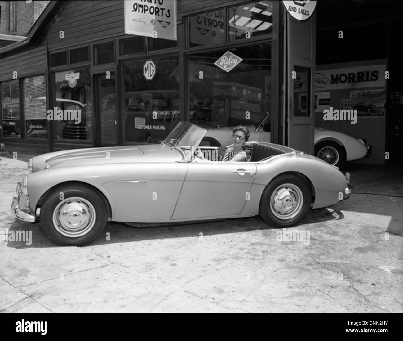 Ein Austin-Healey 100-6 Cabriolet aus den 1950er Jahren parkt in Tallahassee, Florida. Das Auto steht für das Automobildesign der Mitte des 20. Jahrhunderts und die Beliebtheit klassischer Autos aus der Zeit. Das Bild zeigt ein bedeutendes Fahrzeug aus dieser Zeit, das Autohäuser und die Oldtimer-Kultur in Florida hervorhebt. Stockfoto