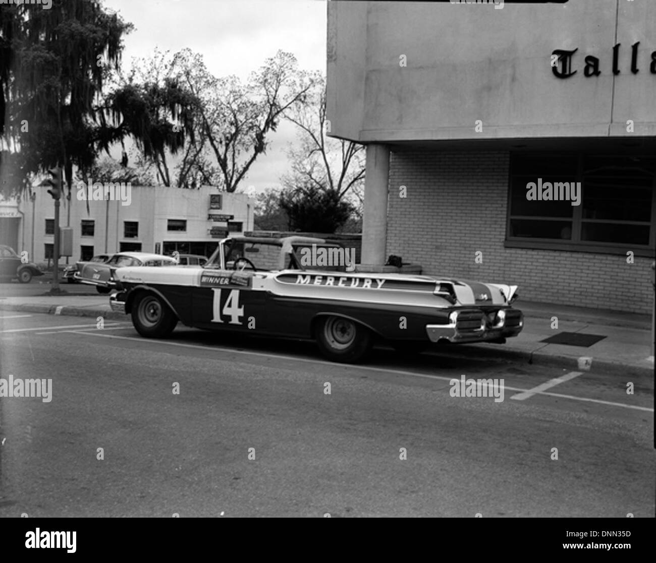 Ein Mercury Monterey aus den 1950er Jahren ist vor dem Tallahassee Democrat Building in der 100 Call Street in Tallahassee abgebildet, das Automobile aus der Mitte des 20. Jahrhunderts und lokale Architektur zeigt. Stockfoto