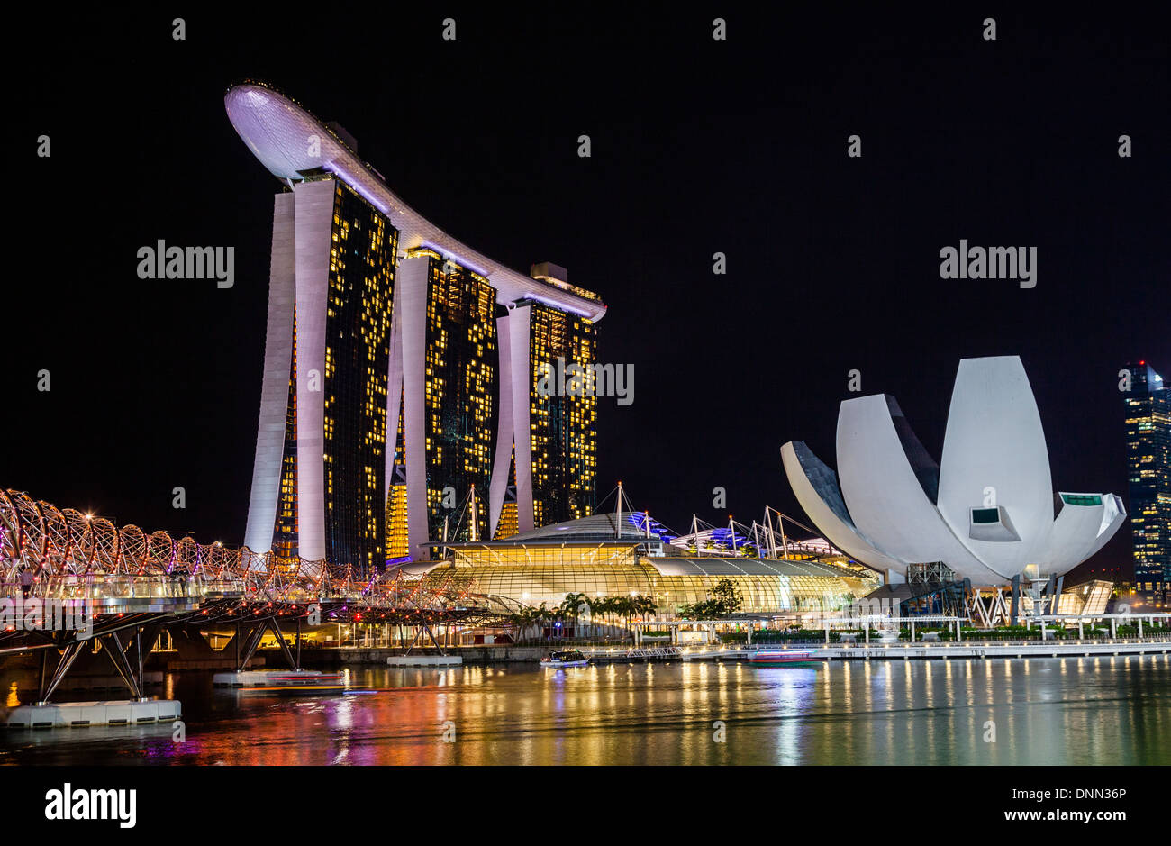 Singapur, Nachtansicht des Marina Bay Sands, Science Museum für Kunst und die Helix-Brücke Stockfoto