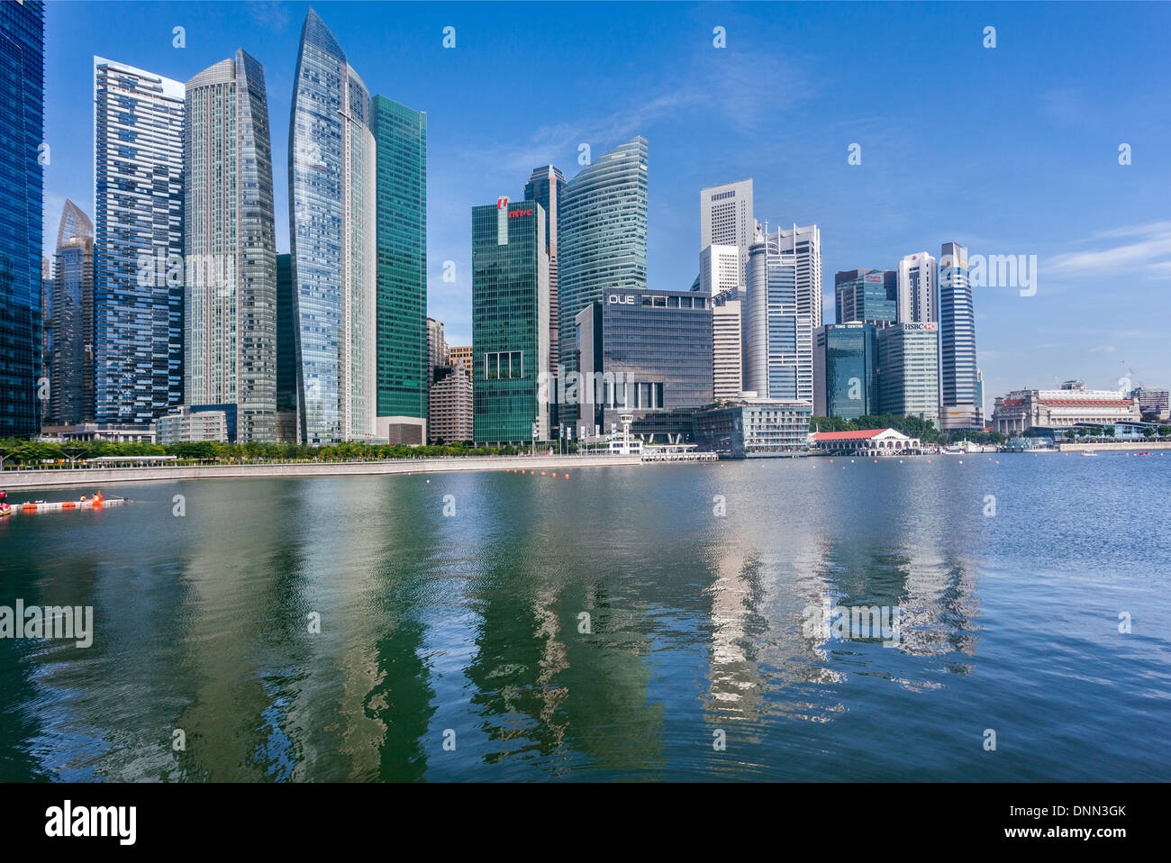 Singapur, Marina Bay, Blick auf das Finanzviertel von der Uferpromenade Marina Bay Sands Stockfoto