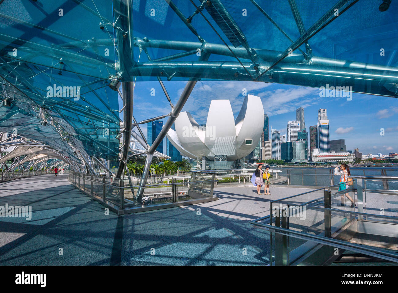 Singapur, Blick auf die Skyline von Art Science Museum, Singapur und Marina Bay von Helix-Brücke Stockfoto