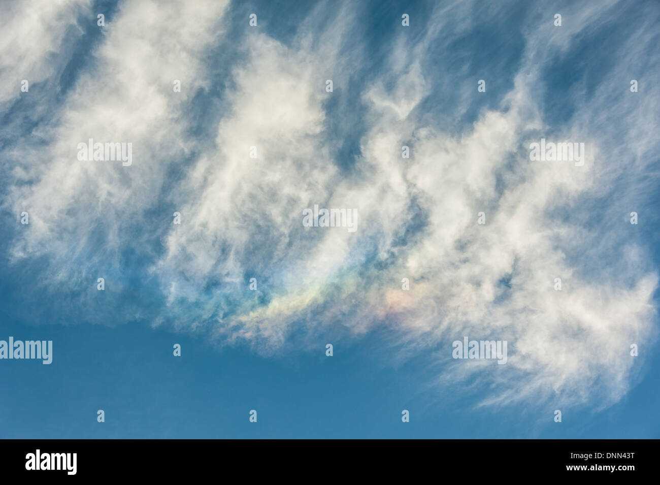 Farben Pinsel die Ränder der Regenbogen Wolken (oder "Feuer Regenbogen"). Die prismatische Wirkung verursacht durch Sonnenlicht und Eiskristalle. Stockfoto