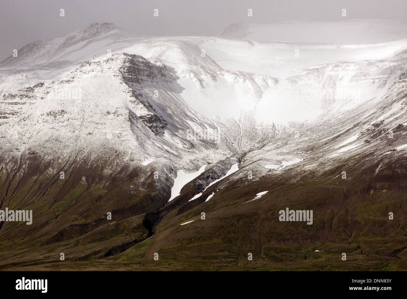 Schneebedeckte Berge sofort in den Westen der Stadt Akureyri, Island. Blatindur Stockfoto