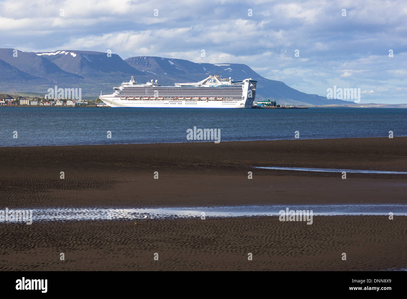 Caribbean Princess Kreuzfahrtschiff vor Anker neben in Akureryi Island Stockfoto