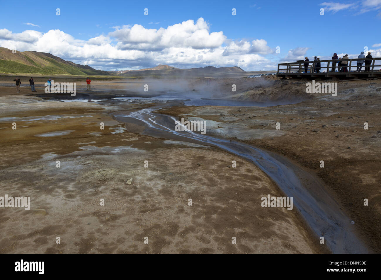 Island Touristen am Namafjall Geothermie hot spring Bereich Prüfung der dampfenden und blubbernden Pools Stockfoto