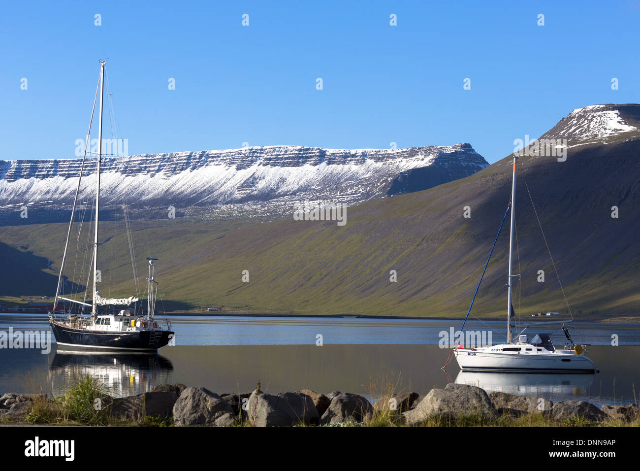 Westfjorde Island Isafjördur Yachten vor Anker mit Schnee bedeckt Berge im Hintergrund Stockfoto