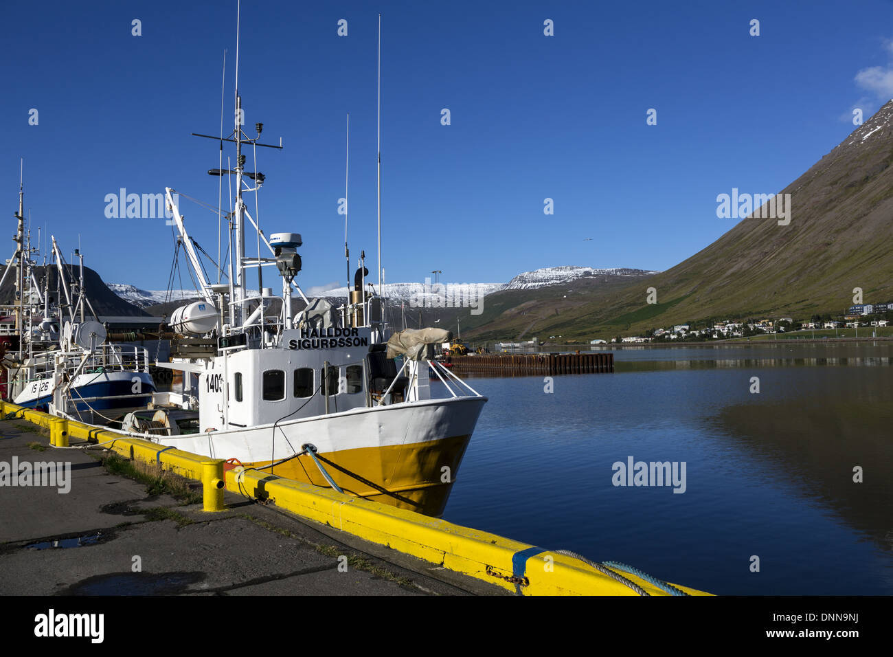 Angelboot/Fischerboot festgemacht in Isafjördur Westfjorde Islands neben Stockfoto