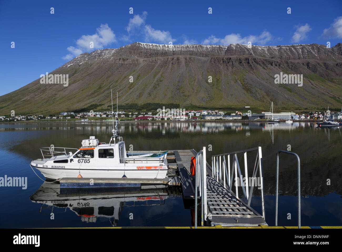 Boot am Steg in Isafjördur Westfjords Island mit Blick über den fjord Stockfoto